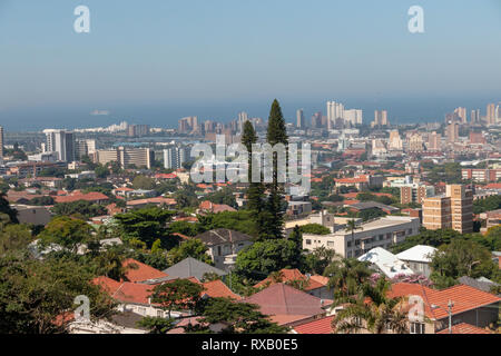 Una vista di berea-westridge a Durban nel kwa-Zulu Natal in Sud Africa e il mare in lontananza per un quinto piano building Foto Stock