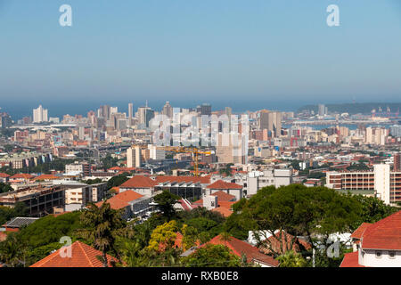 Una vista di berea-westridge a Durban nel kwa-Zulu Natal in Sud Africa e il mare in lontananza per un quinto piano building Foto Stock