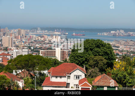 Una vista di berea-westridge a Durban nel kwa-Zulu Natal in Sud Africa e il porto di la distanza per un quinto piano building Foto Stock