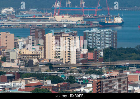 Una vista di berea-westridge a Durban nel kwa-Zulu Natal in Sud Africa e il porto di distanza per un quinto piano building Foto Stock