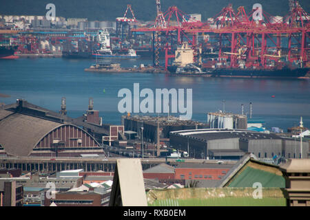 Una vista di berea-westridge a Durban nel kwa-Zulu Natal in Sud Africa e il porto di distanza per un quinto piano building Foto Stock