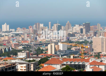 Una vista di berea-westridge a Durban nel kwa-Zulu Natal in Sud Africa e il mare in lontananza per un quinto piano building Foto Stock