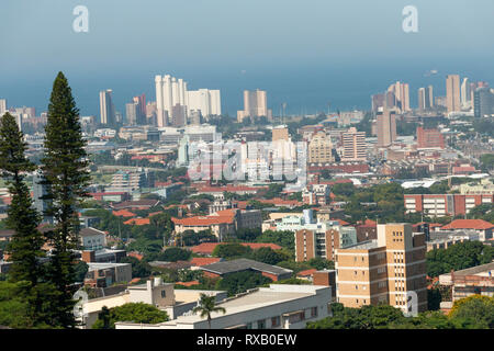 Una vista di berea-westridge a Durban nel kwa-Zulu Natal in Sud Africa e il mare in lontananza per un quinto piano building Foto Stock