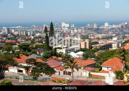 Una vista di berea-westridge a Durban nel kwa-Zulu Natal in Sud Africa e il mare in lontananza per un quinto piano building Foto Stock