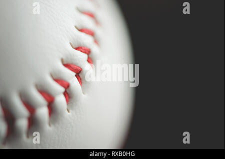 Macro shot della palla da baseball su sfondo nero Foto Stock