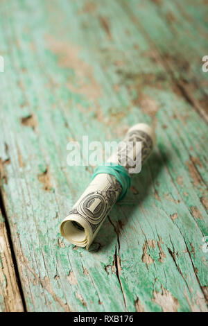 Elevato angolo di close-up di carta moneta sul vecchio tavolo in legno Foto Stock