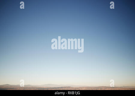 Vista tranquilla di paesaggio contro il cielo blu chiaro Foto Stock