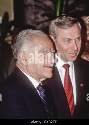 Washington, DC, Stati Uniti d'America, 15 marzo 1988 Yitzhak Shamir Primo Ministro di Israele saluta i sostenitori durante un ricevimento all'ambasciata Israeliana a Washington DC. Credito: Mark Reinstein/MediaPunch Foto Stock