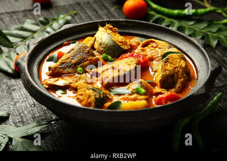 Piatto di frutti di mare da cucina Asiatica , pesce speziato curry cucinato e servito in argilla ceramica e cucina organica concetti. Foto Stock