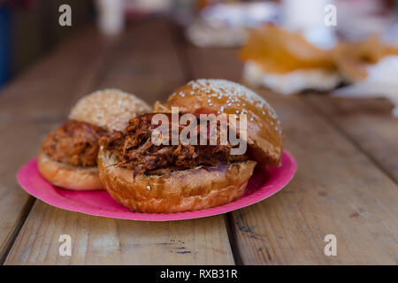 Close-up di maiale tirato sandwiches serviti nella piastra sul tavolo al ristorante Foto Stock