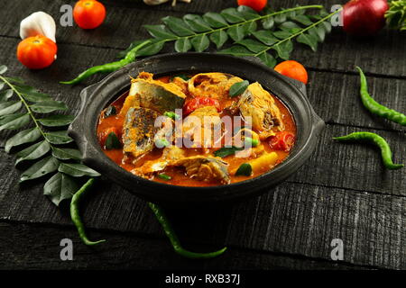 Piatto di frutti di mare da cucina Asiatica , pesce speziato curry cucinato e servito in argilla ceramica e cucina organica concetti. Foto Stock
