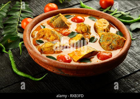 Gustoso pesce speziato curry cucinato in creta ceramica. Il Kerala ricette. Foto Stock