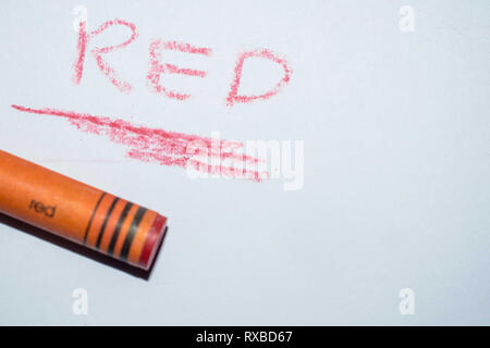 La scrittura a mano di un testo di colore rosso su sfondo bianco e rosso crayond Foto Stock