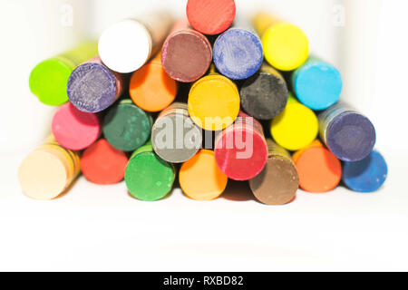 Colorati pastello a cera matite disposti in righe e colonne. Colori vividi Foto Stock