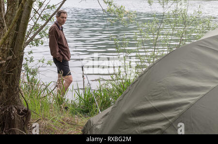 Le avventure di pesca, la pesca alla carpa e campeggi sul lago Foto Stock