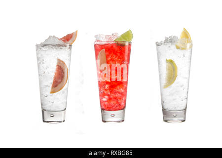 Una varietà di bevande alcoliche, di bevande e cocktail su uno sfondo bianco. Tre diverse bevande con una decorazione di agrumi. Isolato. Foto Stock