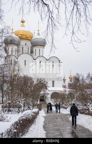 Il Convento Novodevichy, i più noti del chiostro di Mosca, Russia ed è stata proclamata patrimonio mondiale dell'UNESCO. Pieno di neve in inverno. Foto Stock