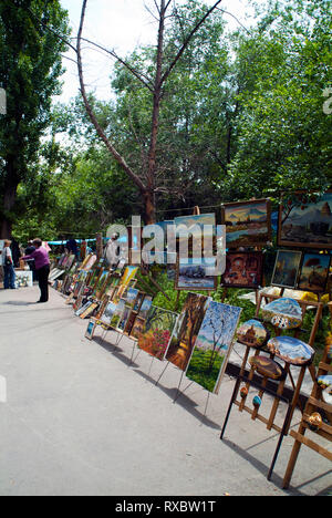 Dipinti del monte Ararat e l'Arca di Noè al vernissage weekend mercato delle pulci a Yerevan, Armenia. Si estende per centinaia di metri, le persone si radunano t Foto Stock