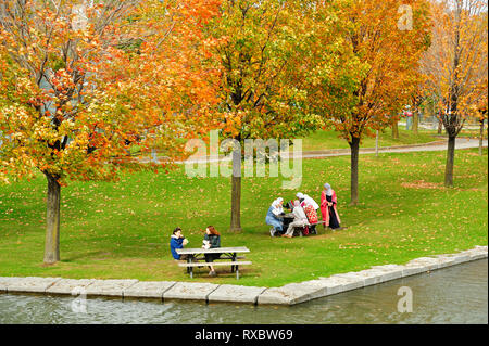 Le donne fare picnic nel parco al Vecchio Porto di Montreal, Quebec, Canada Foto Stock