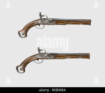 Coppia di custodia Flintlock Pistols. Joseph Etienne Brion (francese, active 1740-1747); Parigi. Data: 1735-1745. Dimensioni: L. 40,3 cm (15 7/8 in.) canna L. 25,4 cm (10 in.) calibro .61 Wt. 1 lb. 8 oz. ciascuna. Acciaio, oro, noce, e selce. Provenienza: Parigi. Museo: Chicago Art Institute. Foto Stock
