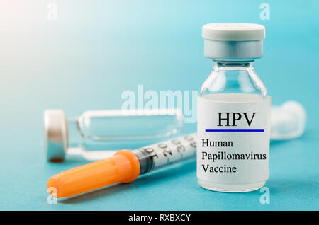 Human papilloma virus vaccino con la siringa ed il flaconcino n background di laboratorio. Foto Stock