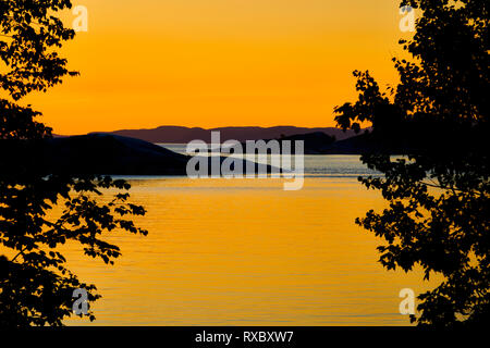 Il crepuscolo si assesta su Sinclair Cove sul lago Superiore, Lago Superior parco provinciale, Ontario, Canada Foto Stock