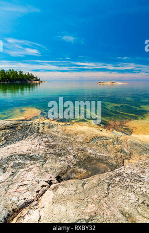 Katherine Cove w/granito cucita con dighe su un luminoso giorno, Lago Superiore, Lago Superior parco provinciale, Ontario, Canada Foto Stock