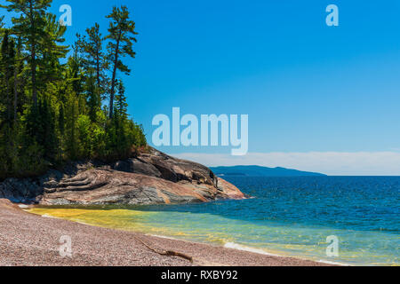 Rocky point con bianco pine (Pinus strobus), Agawa Bay, Lago Superior parco provinciale, Ontario, Canada Foto Stock