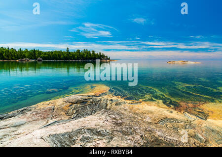 Katherine Cove w/granito cucita con dighe su un luminoso giorno, Lago Superiore, Lago Superior parco provinciale, Ontario, Canada Foto Stock