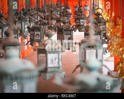 Nara, Giappone - 15 OTT 2018: una fila di lanterne a un tempio vicino al Kasuga Grand Santuario a Nara, Giappone Foto Stock