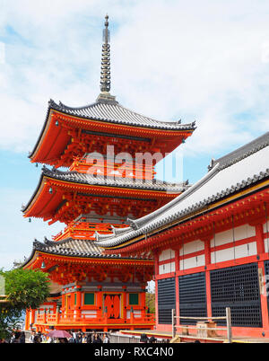 Kyoto, Giappone - 15 OTT 2018: pagoda storico tempio di Kiyomizu-dera tempio quartiere a Kyoto, Giappone. Foto Stock