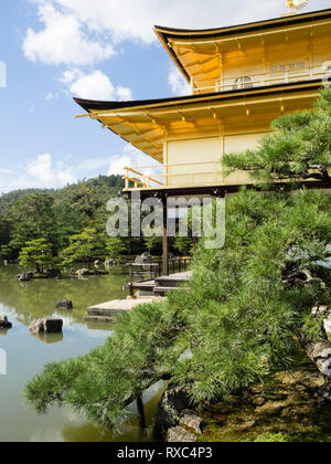 Kyoto, Giappone - 14 OTT 2018: Kinkaku-ji, 'Tempio del Padiglione Dorato", Zen tempio buddista a Kyoto, in Giappone. Foto Stock