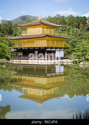 Kyoto, Giappone - 14 OTT 2018: Kinkaku-ji, 'Tempio del Padiglione Dorato", Zen tempio buddista a Kyoto, in Giappone. Foto Stock
