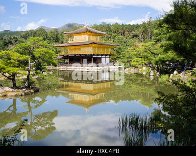 Kyoto, Giappone - 14 OTT 2018: Kinkaku-ji, 'Tempio del Padiglione Dorato", Zen tempio buddista a Kyoto, in Giappone. Foto Stock