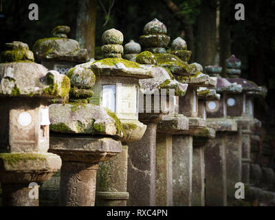 Nara, Giappone - 15 OTT 2018: una fila di weathered antiche strutture di pietra nei pressi del Kasuga Grand Santuario a Nara, Giappone Foto Stock