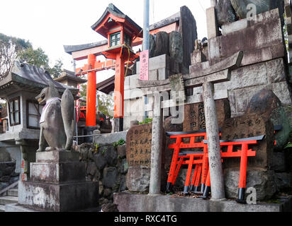 Kyoto, Giappone - 13 OTT 2018: un piccolo sub-Santuario di Fushimi Inari Taisha, un santuario situato nell'Fushimi Ward a Kyoto, in Giappone. Foto Stock