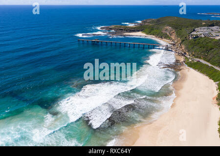 Vista aerea di Catherine Hill Bay che mostra la spiaggia e il vecchio carbone molo di carico. Questa zona è stata storicamente una miniera di carbone area ma è ora godeva fo Foto Stock