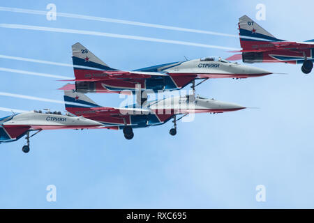 Kazan, Federazione Russa - Ottobre 27, 2018: acrobazia eseguita dal gruppo di aviazione Strizhi . Teleobiettivo shot Foto Stock