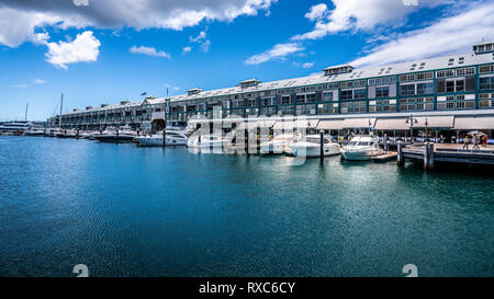 Woolloomooloo Finger Wharf e marina con barche a Woolloomooloo Bay a Sydney NSW Australia Foto Stock