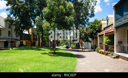 Forbes pedonale street view con giardino e alberi a Woolloomooloo in Sydney NSW Australia Foto Stock