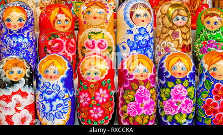 La piccola bambole russe noto come matrioska sono in vendita. I collezionisti possono acquistare questi giocattoli su negozi a Parigi Foto Stock