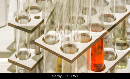 Due set di test lungo i tubi sul supporto con il rosso e il giallo di fluido su di uno dei tubi Foto Stock