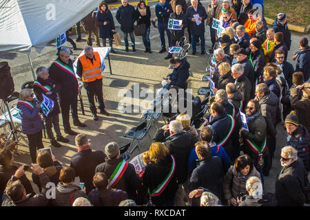 Roreto di Cherasco, Cuneo / Italia 02-26-2019: protesta dei sindaci per la autostrada Asti-Cuneo. Foto Stock