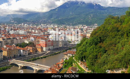 La vista sulla città di urbano per la città di Grenoble. La vista da funivia andando su per la montagna delle Alpi Foto Stock