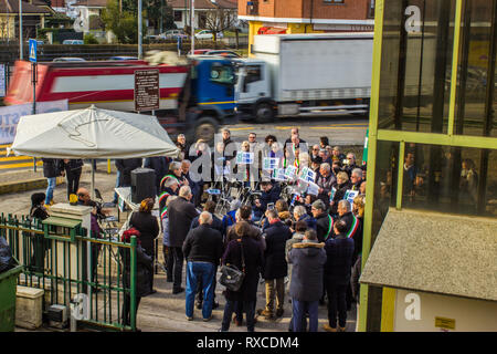 Roreto di Cherasco, Cuneo / Italia 02-26-2019: protesta dei sindaci per la autostrada Asti-Cuneo. Foto Stock