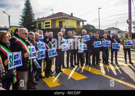 Roreto di Cherasco, Cuneo / Italia 02-26-2019: protesta dei sindaci per la autostrada Asti-Cuneo. Foto Stock