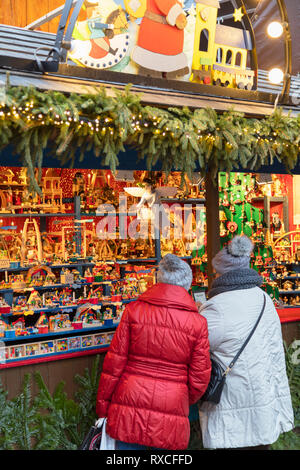 Persone a decorazione stallo a Francoforte il Mercato di Natale, Frankfurt am Main, Hesse, Germania Foto Stock