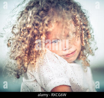 Outdoor ritratto di un sorridente bambina. Positivo il concetto di emozione. Foto Stock