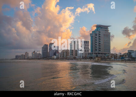 Skyline di Tel Aviv, Israele dalla spiaggia al tramonto Foto Stock