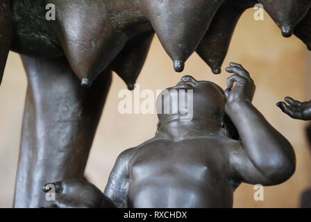 Il lupo capitolino, scultura in bronzo raffigurante una scena della leggenda della fondazione di Roma nel museo Capitolino, Roma. Foto Stock